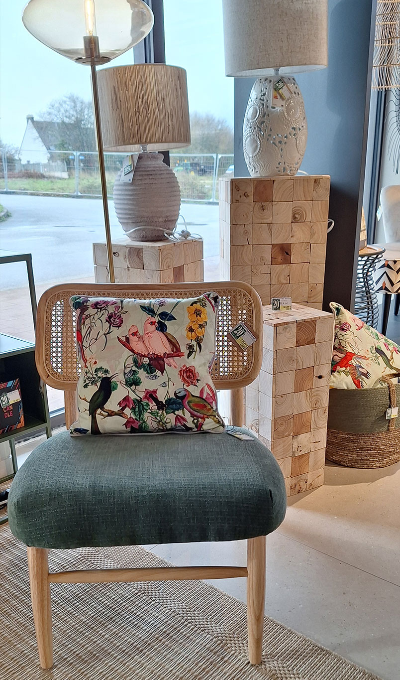 Chaise et luminaire